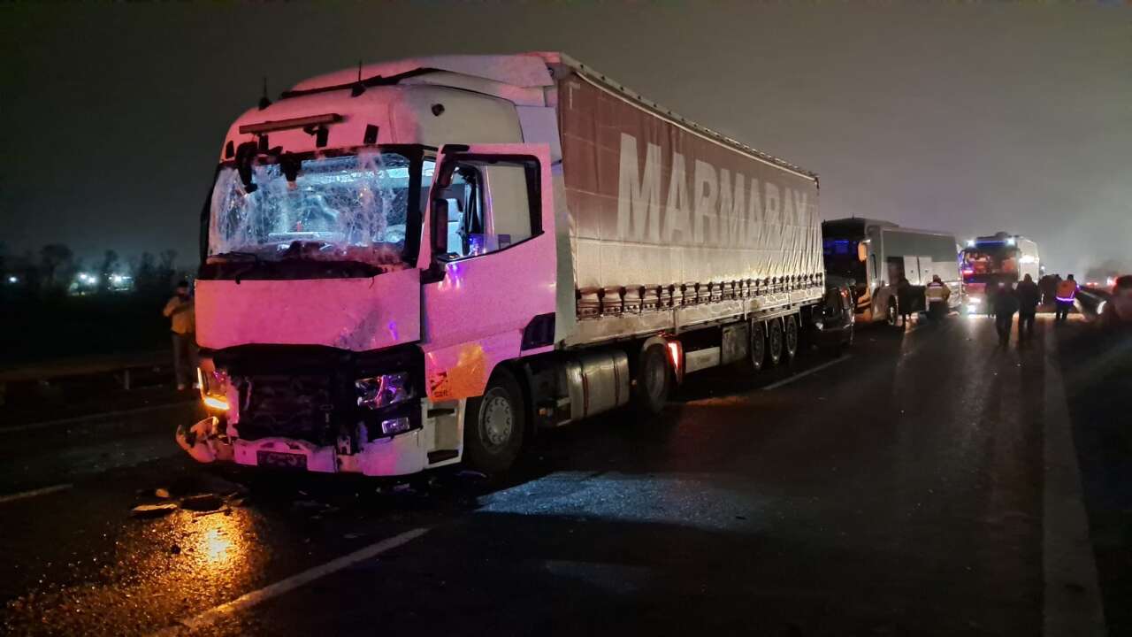 Konya plakalı TIR zincirleme kazaya karıştı! Çok sayıda yaralı var 27